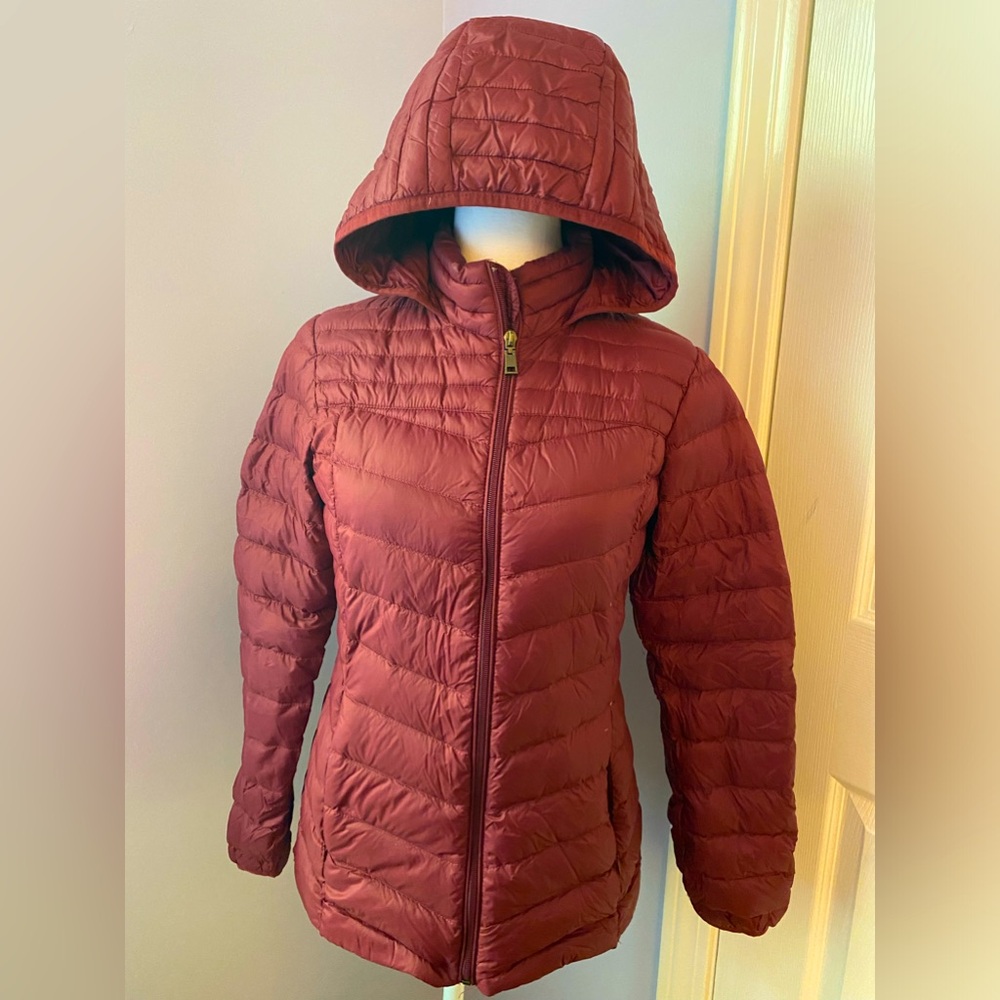 EUC lightweight maroon ladies down jacket  XS BASS